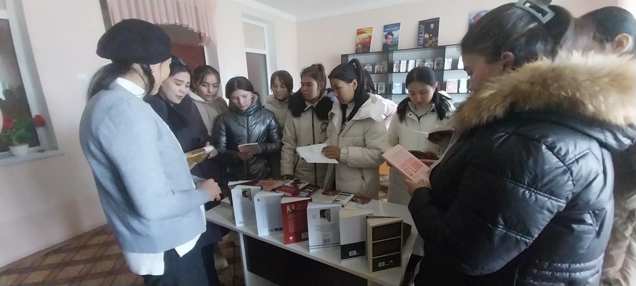 "O'lkamiz faxri " deb nomlangan davra suhbati hamda adabiyotlar ko`rgazmasi tashkil qilindi